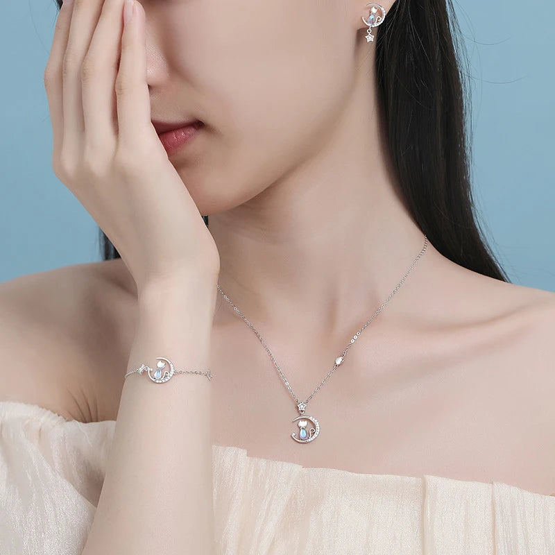 Rannekoru Kissalla, Kuukivi ja Zirkoni