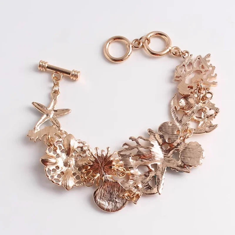 Rannekoru punaisilla värillisillä simpukoilla