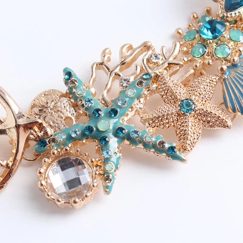 Rannekoru sinisillä värillisillä simpukoilla