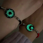 Rannekoru punaisella ja mustalla hehkuvalla puolikuulla ja auringolla