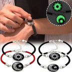 Rannekoru hehkuvalla puolikuulla ja auringolla