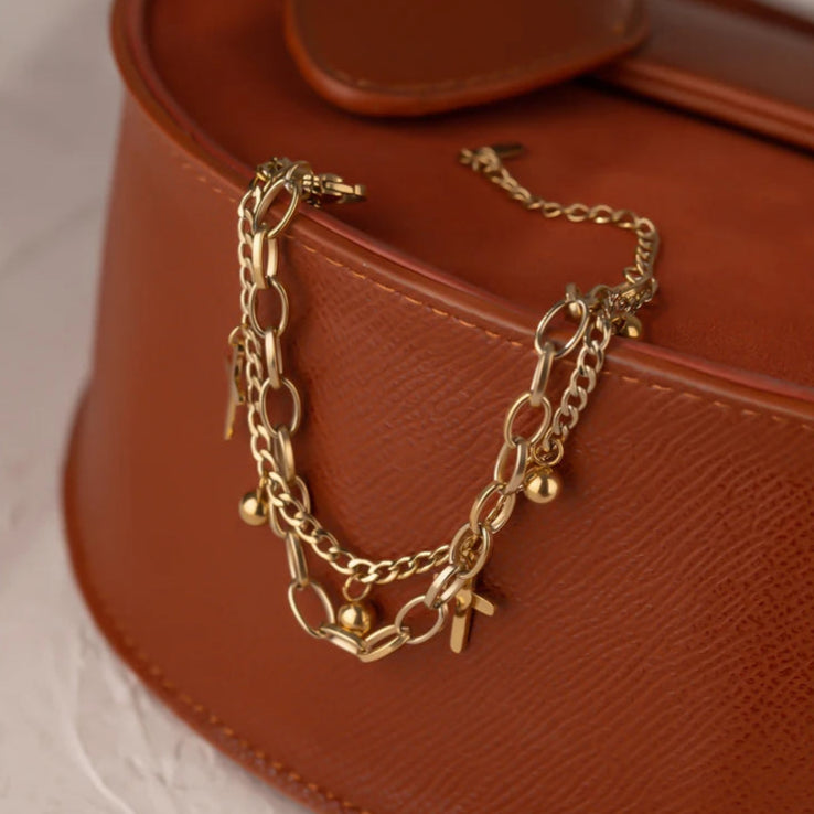 Rannekoru, jossa on kristillinen risti