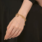 Rannekoru, jossa on kristillinen risti