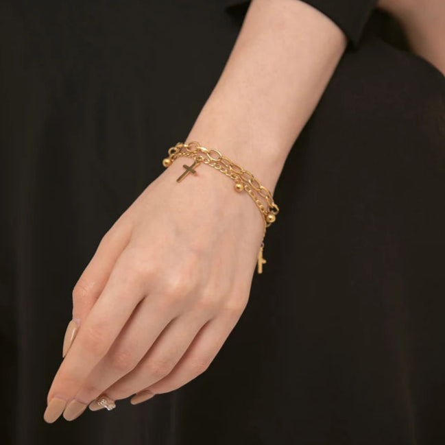 Rannekoru, jossa on kristillinen risti