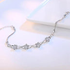 Rannekoru ohuilla kukilla ja valkoisella zirkonilla