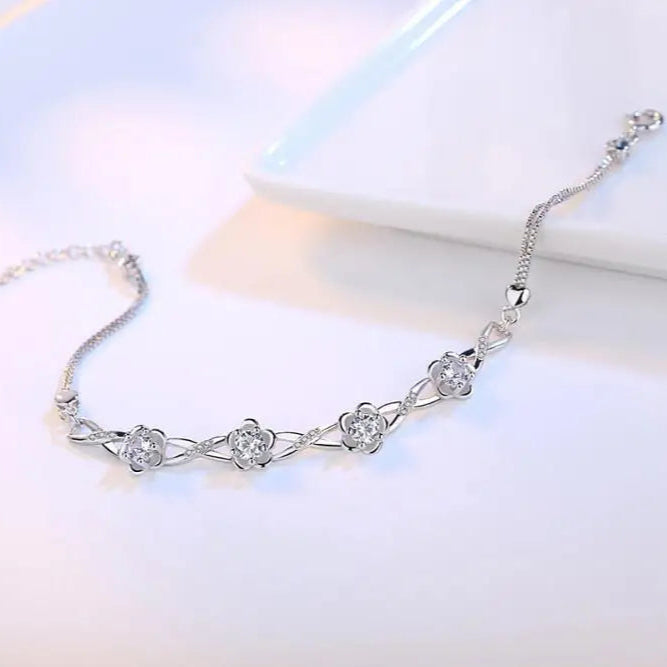 Rannekoru ohuilla kukilla ja valkoisella zirkonilla