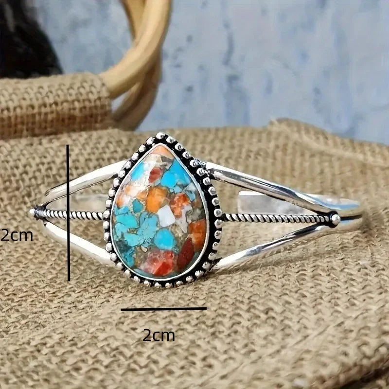 Rannekoru vesipisaran ja turkoosin kanssa