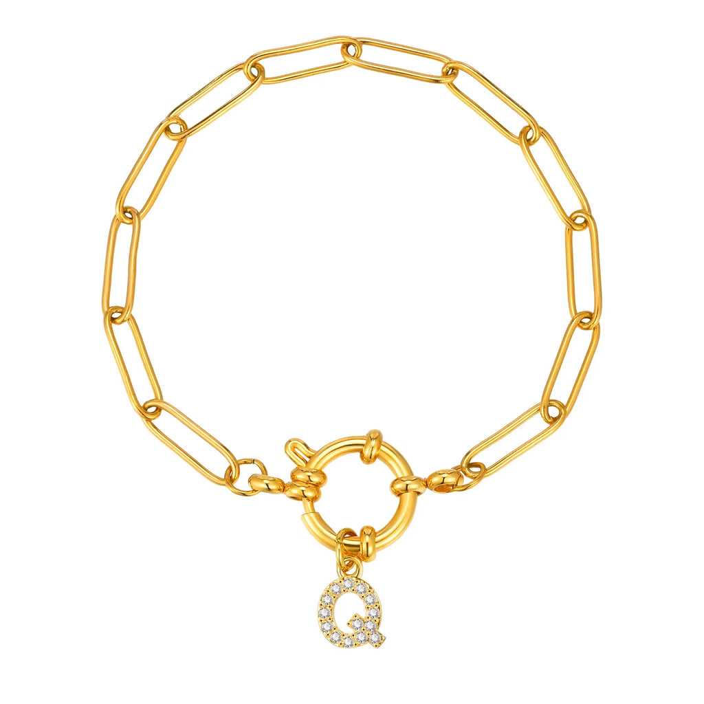 Personoitu rannekoru, jossa alkukirjain q