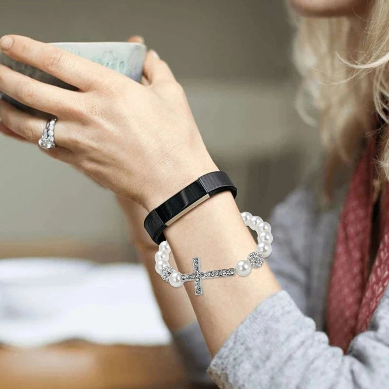 Rannekoru valkoisilla helmillä ja ristillä