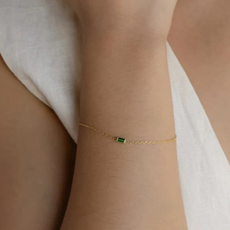 Rannekoru värillisellä syntymäkivellä