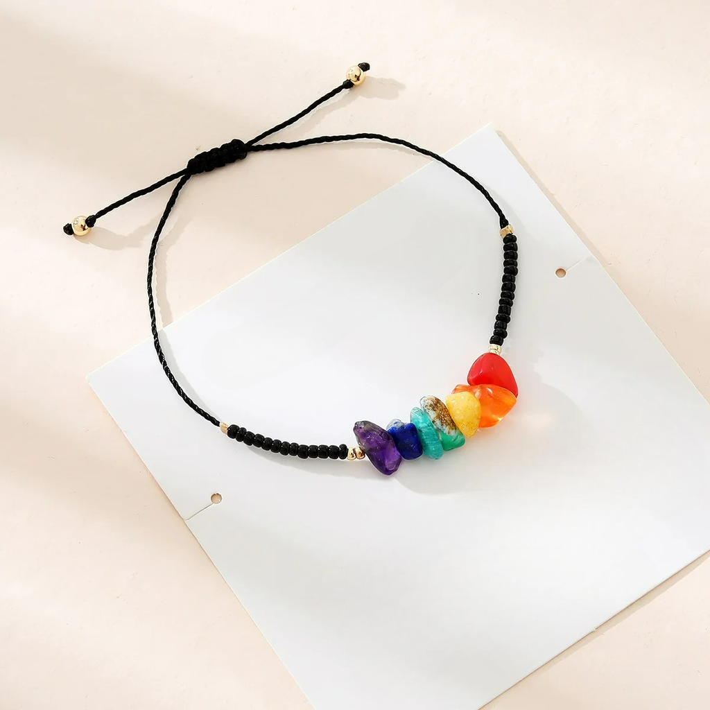 Rannekoru luonnonkivillä 7 chakraa musta