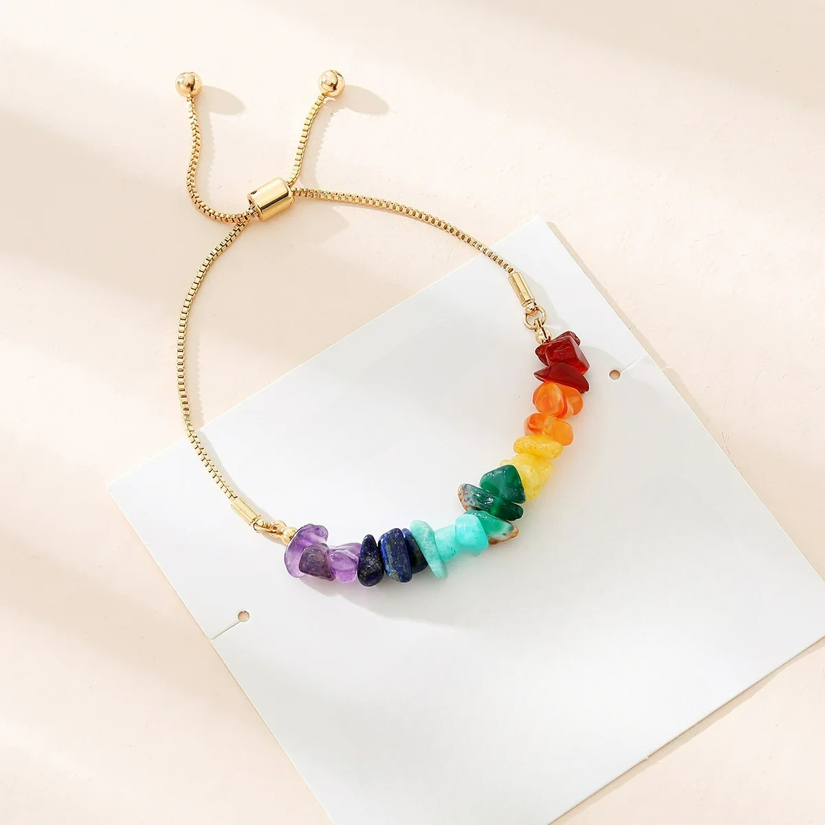 Rannekoru luonnonkivillä 7 chakraa kulta