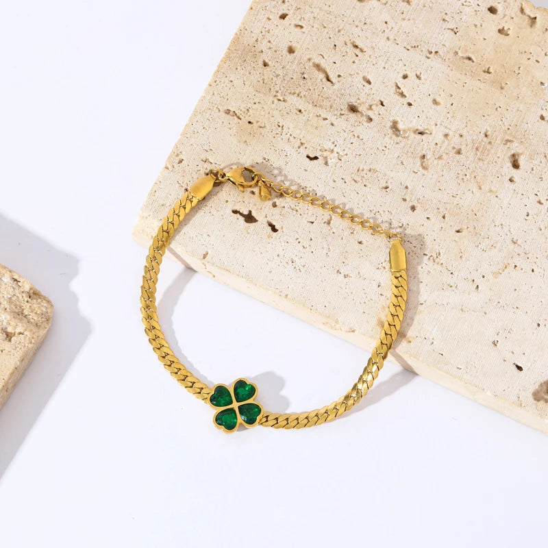 Rannekoru, jossa on nelilehtinen apila vihreästä kristallista