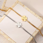 Rannekoru onnenapilan muotoisella nelilehtisellä apilalla 