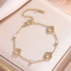 Rannekoru nelilehtisillä apiloilla ja kullanvärisillä zirkoneilla