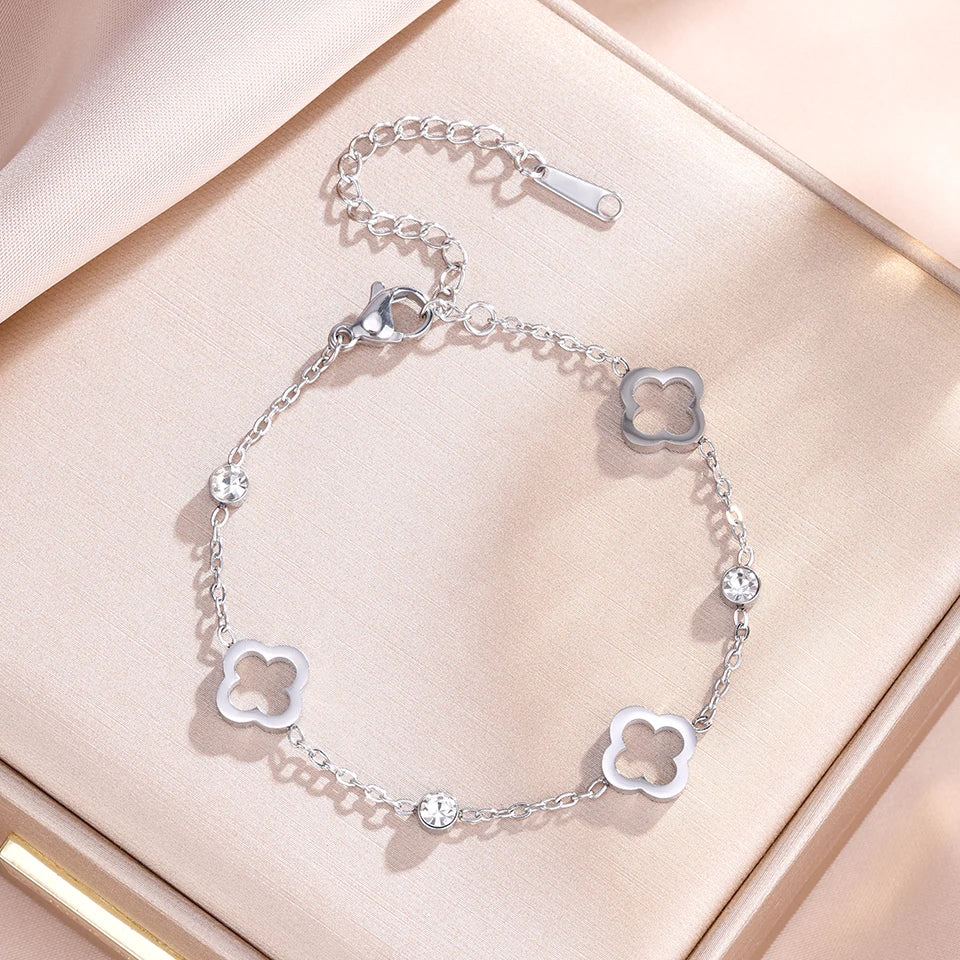 Rannekoru nelilehtisillä apiloilla ja hopeanvärisillä zirkoneilla