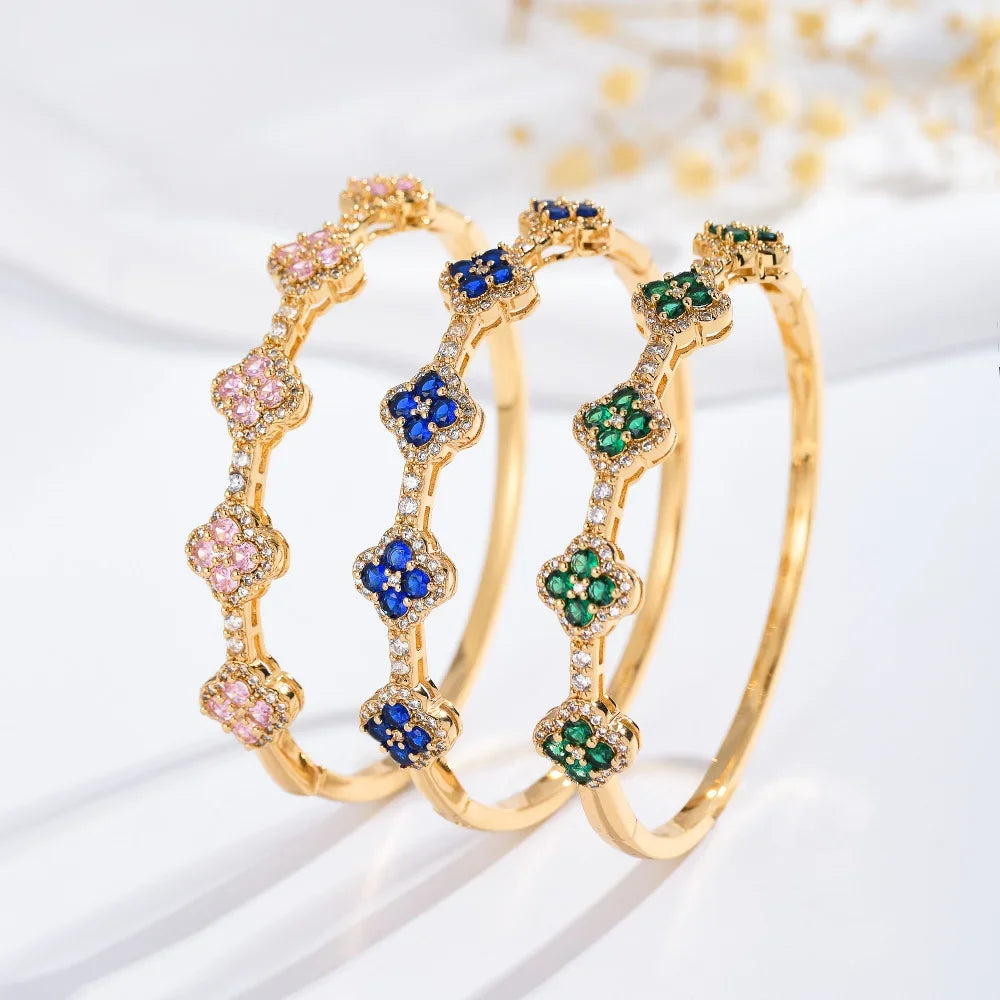 Rannekoru nelilehtisillä apiloilla, joissa on zirkoniaa ja sinisiä kiviä