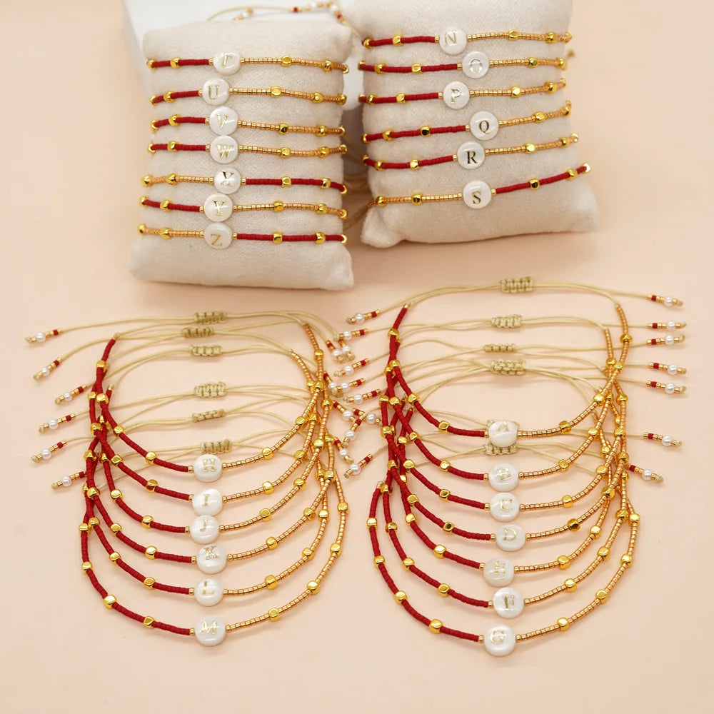 Kaksivärinen rannekoru alkukirjaimella