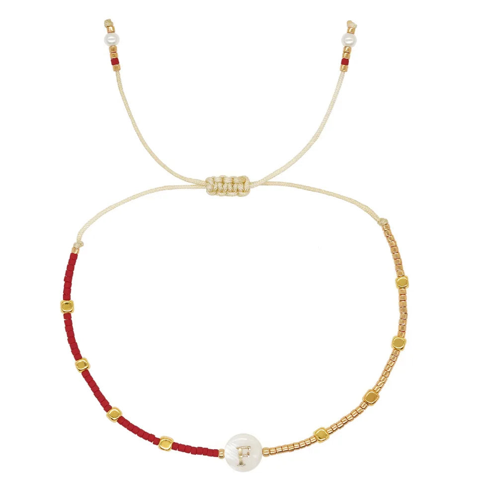 Kaksivärinen rannekoru alkukirjaimella p