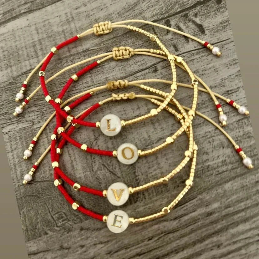 Kaksivärinen rannekoru alkukirjaimella o