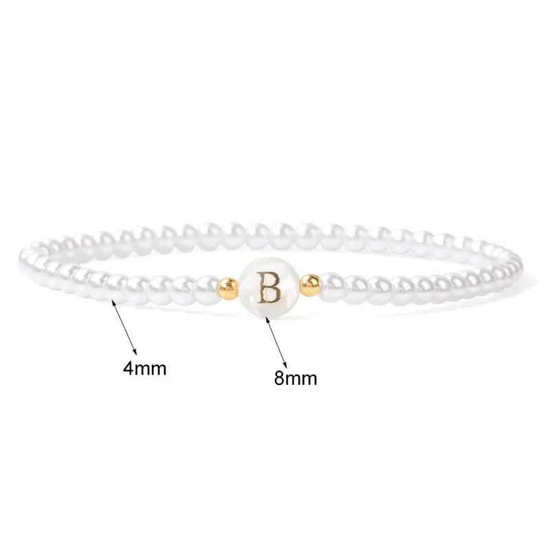 Valkoinen kirjainalkurannekoru