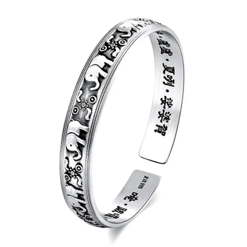 Buddhalainen rannekoru norsuilla