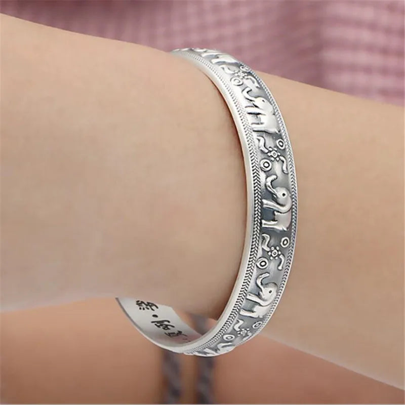 Buddhalainen rannekoru norsuilla