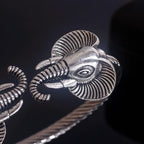 Buddhalainen rannekoru naisille, jossa norsuja