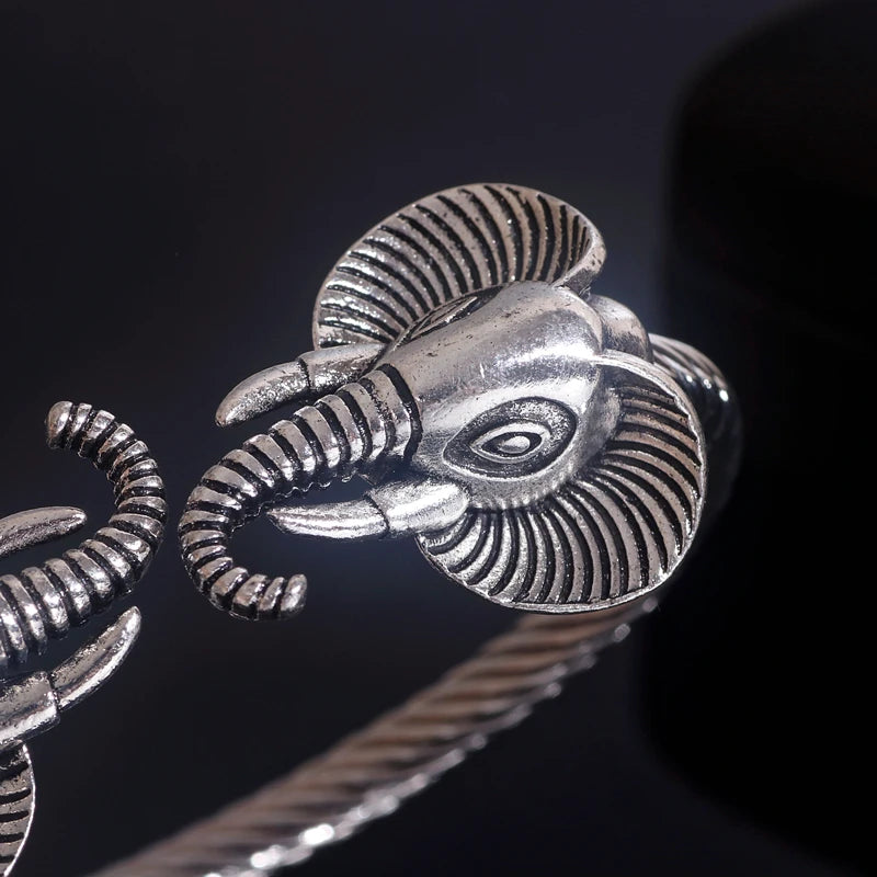 Buddhalainen rannekoru naisille, jossa norsuja