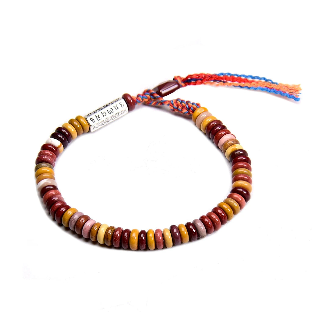 Tiibetiläinen buddhalainen rannekoru mokaiitista