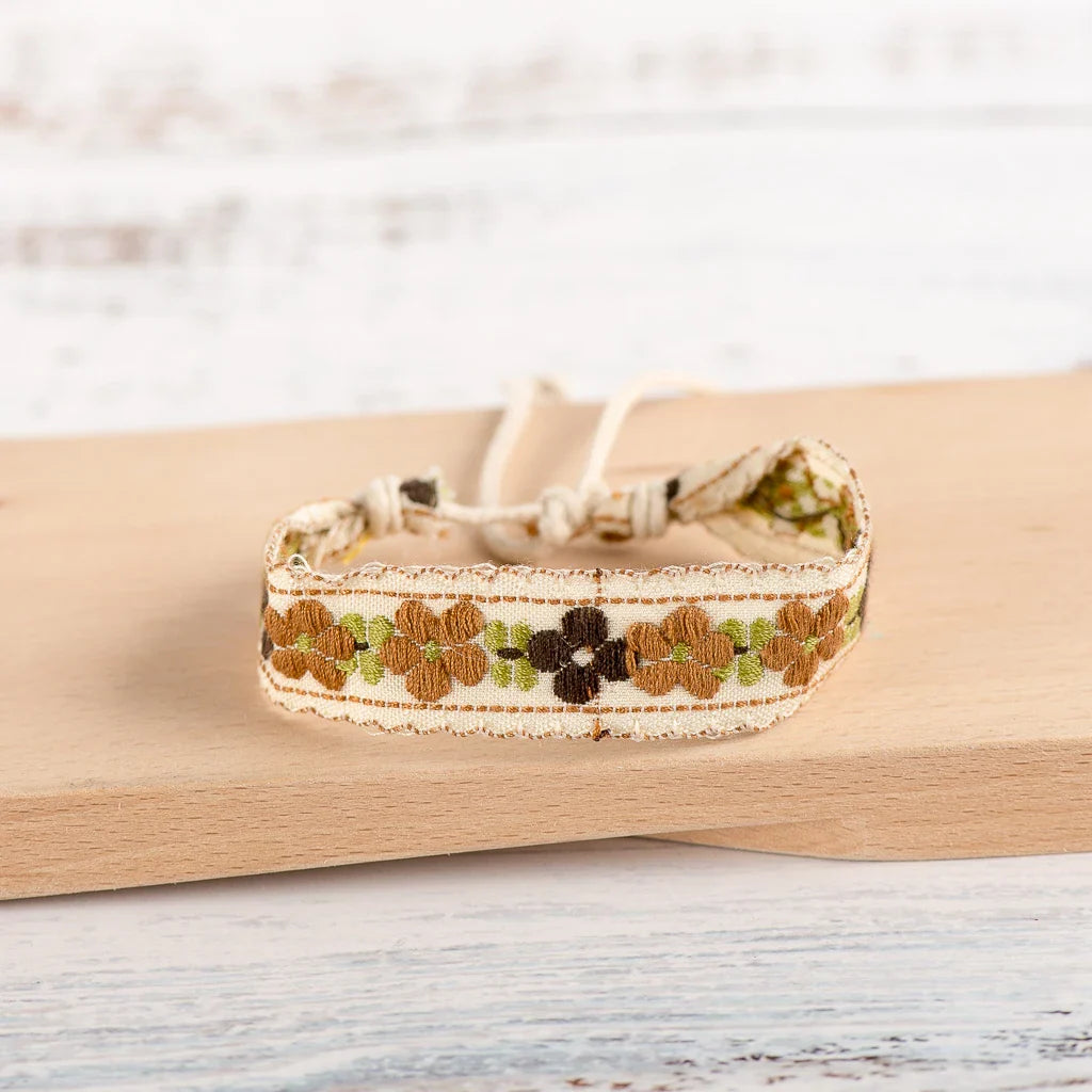 Boho-kirjailtu käsintehty brasilialainen rannekoru beige