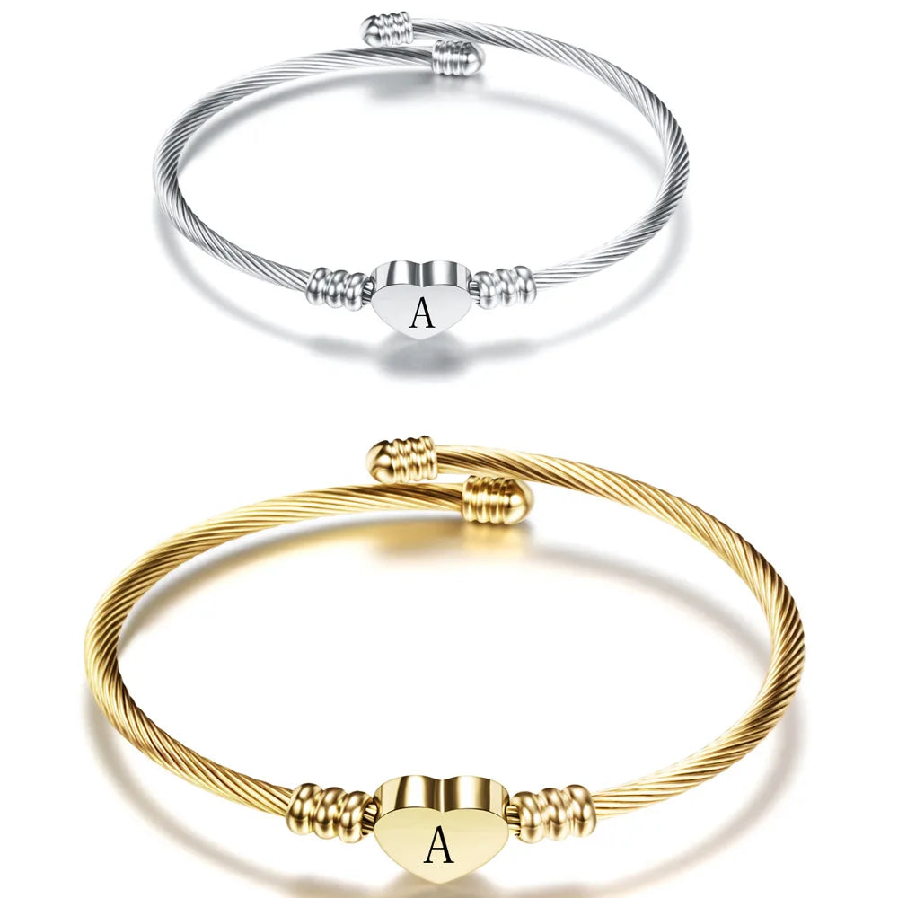 Sydänrannekoru alkukirjaimella 