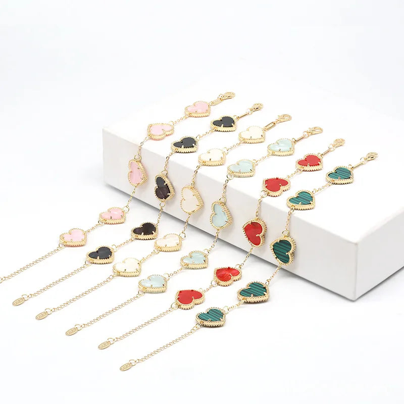 Kultainen sydänrannekoru naisille