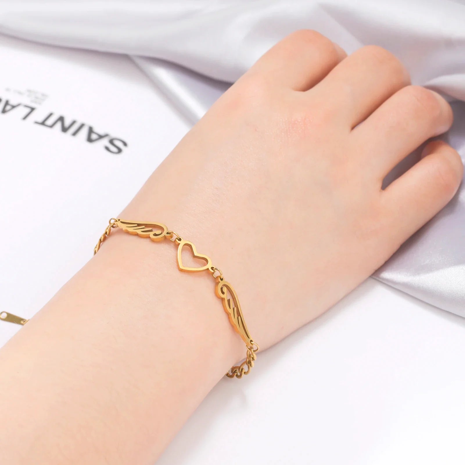 Sydän- ja enkelinsiipirannekoru kultainen