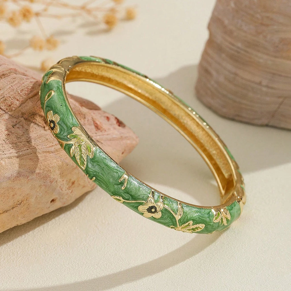 Värikkäät rannekorut vihreillä kukilla