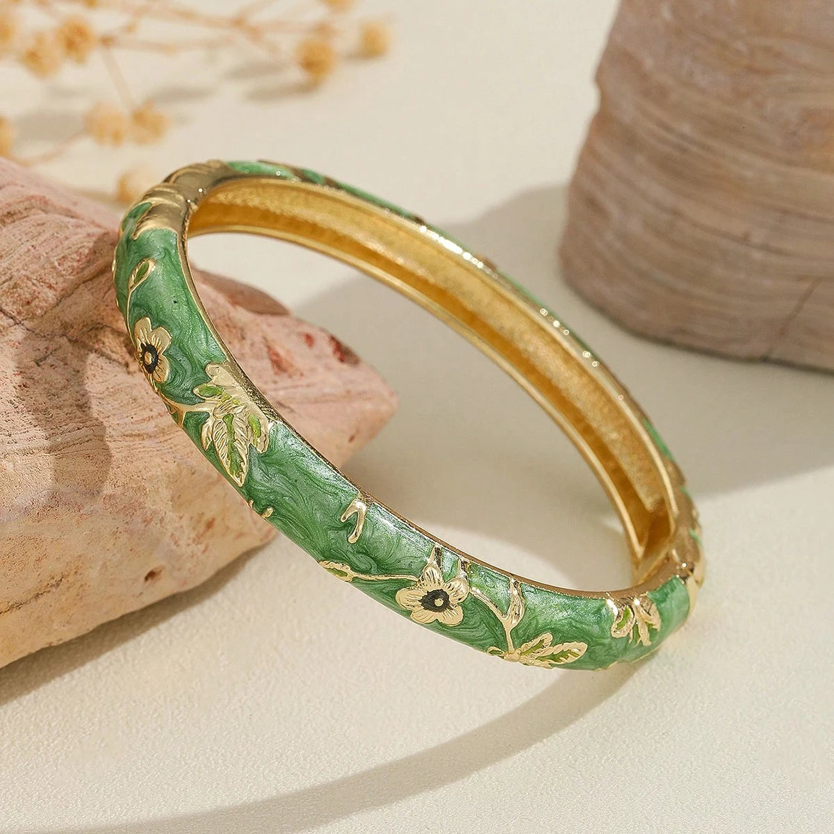 Värikkäät rannekorut vihreillä kukilla