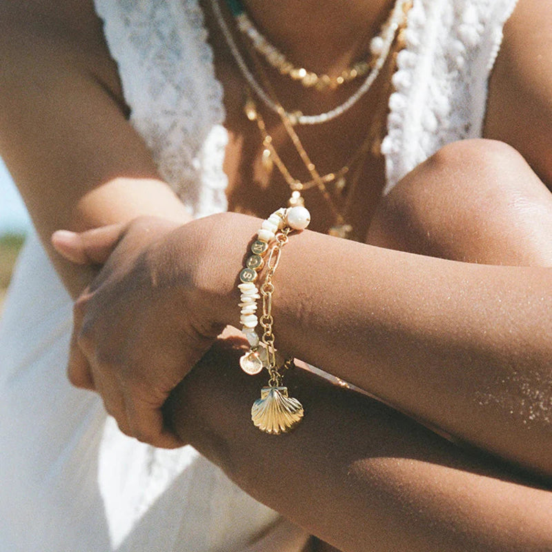 Naisten kampasimpukka- ja helmirannekoru