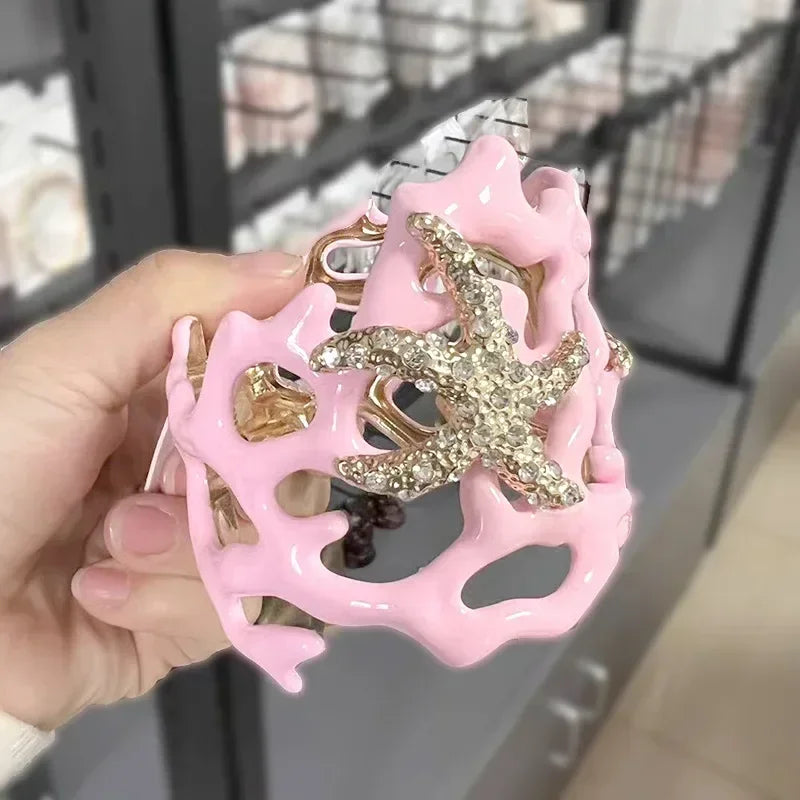 Korallirannekoru ja vaaleanpunainen meritähti