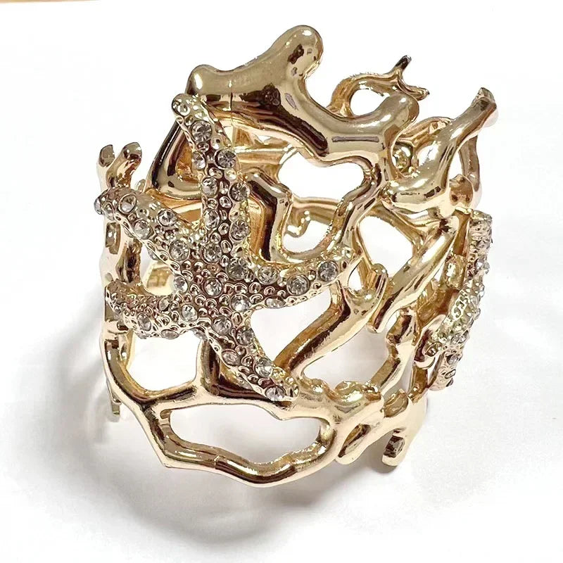 Korallirannekoru ja kultainen meritähti