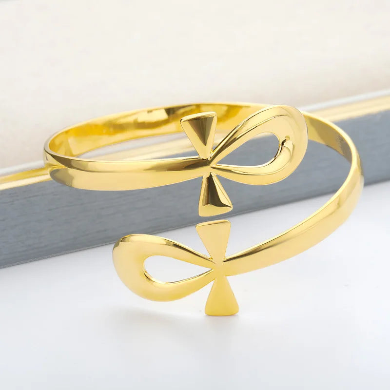 Ankh-ristirannekoru naisille