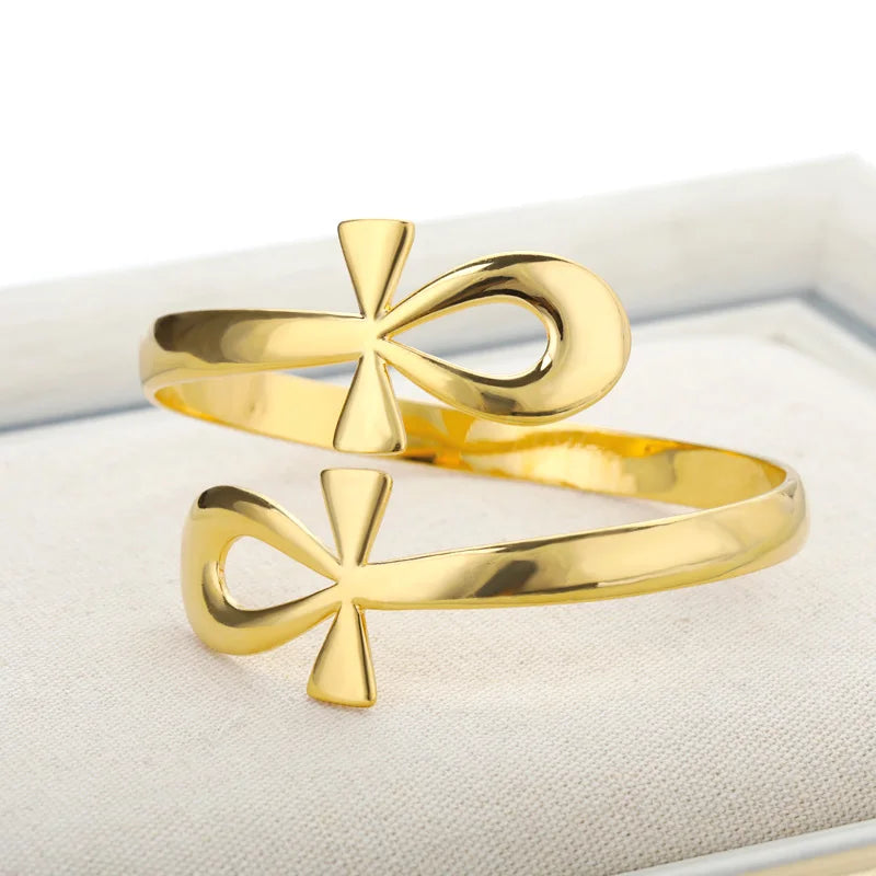 Ankh-ristirannekoru naisille