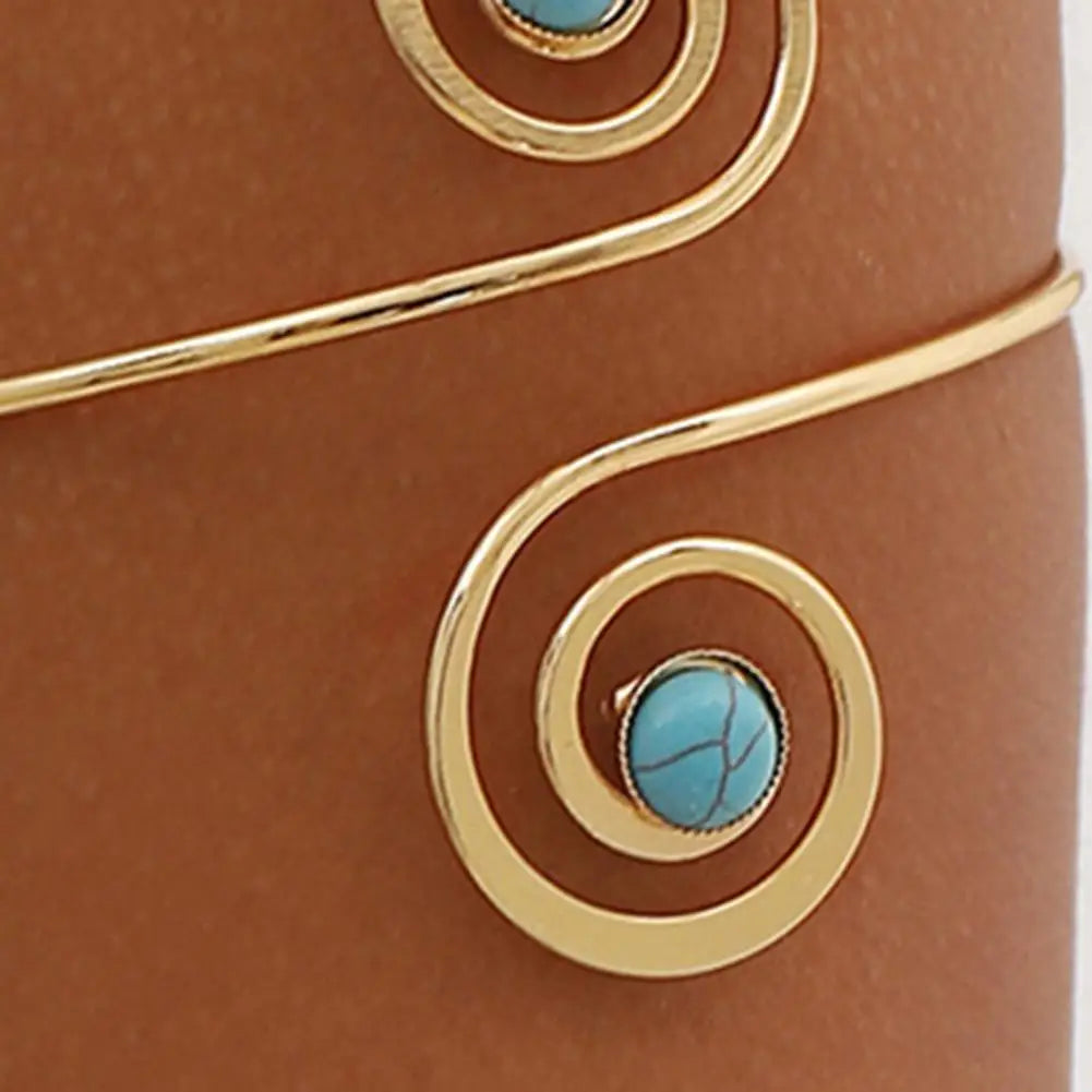 Naisille tarkoitettu käsivarsiranneke ja hauiskoru - tyylikäs käsivarsiketju