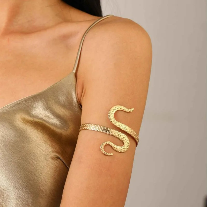 Naisten käsivarsiranneke käärmekuosilla - käsivarsiketju ja hauiskoru kullassa