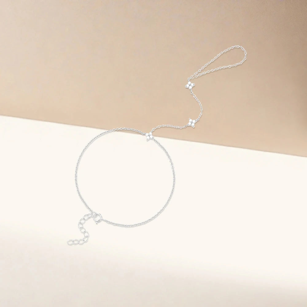 Käsirannekoru, jossa on hopeiset zirkoniakukat