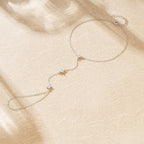 Käsirannekoru, jossa on hopeiset zirkoniakukat