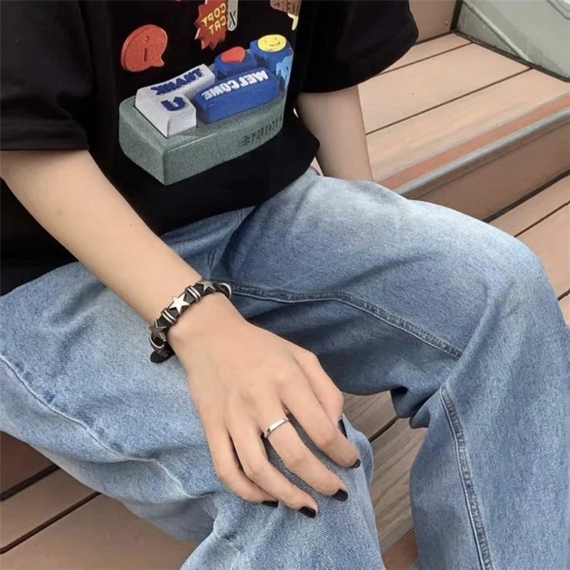 Vintage-tyylinen rannekoru mustilla tähdillä