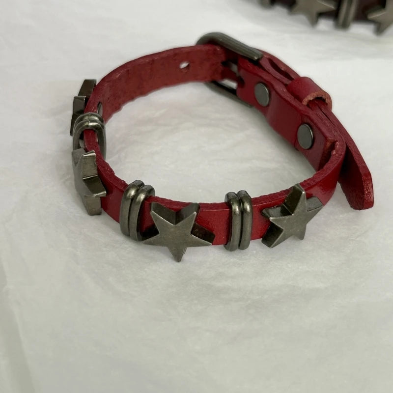 Vintage-tyylinen rannekoru punaisilla tähdillä