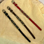 Vintage-tyylinen rannekoru ruskeilla tähdillä