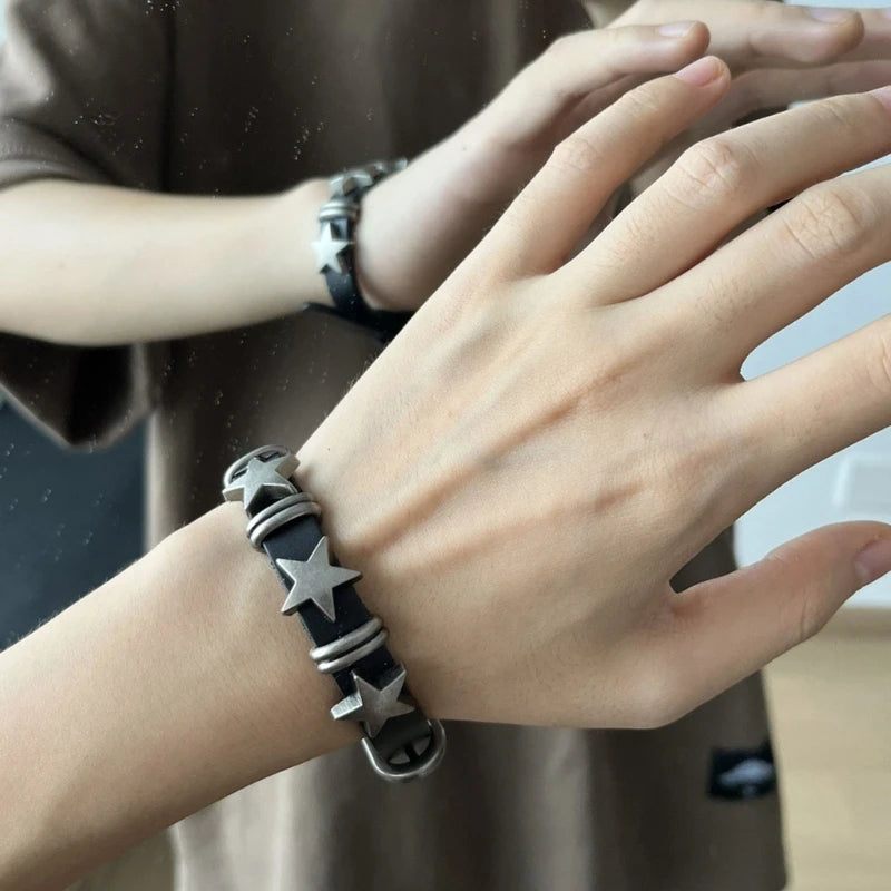 Vintage-tyylinen rannekoru mustilla tähdillä