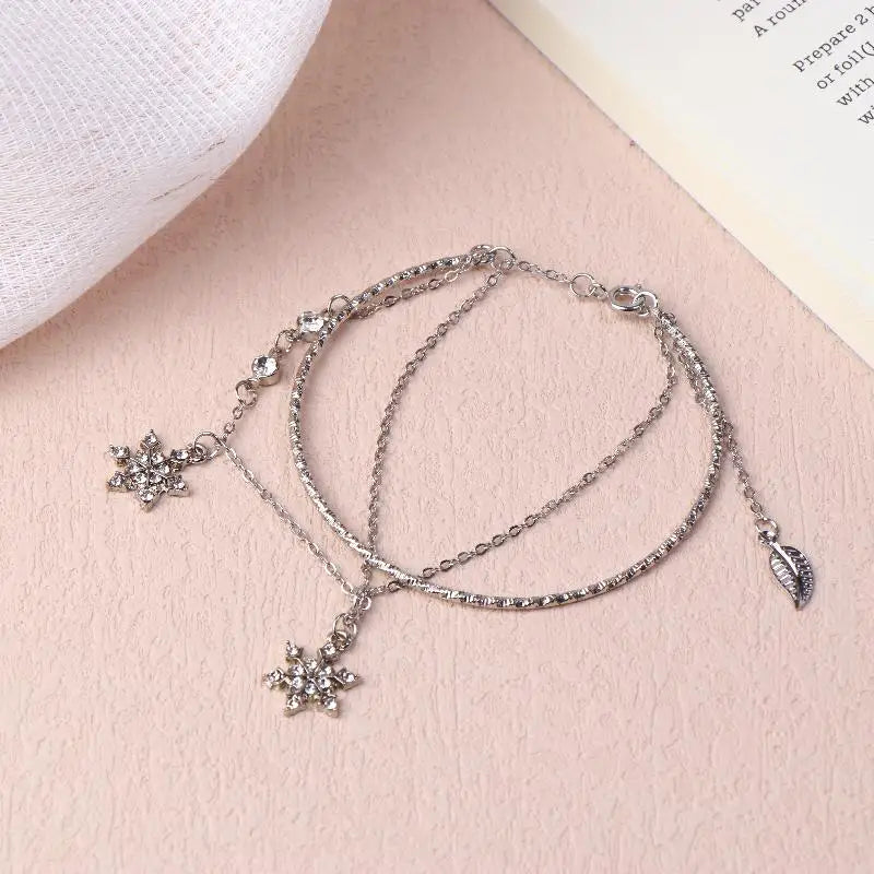 Kaksinkertainen rannekoru kristallilumihiutaleilla